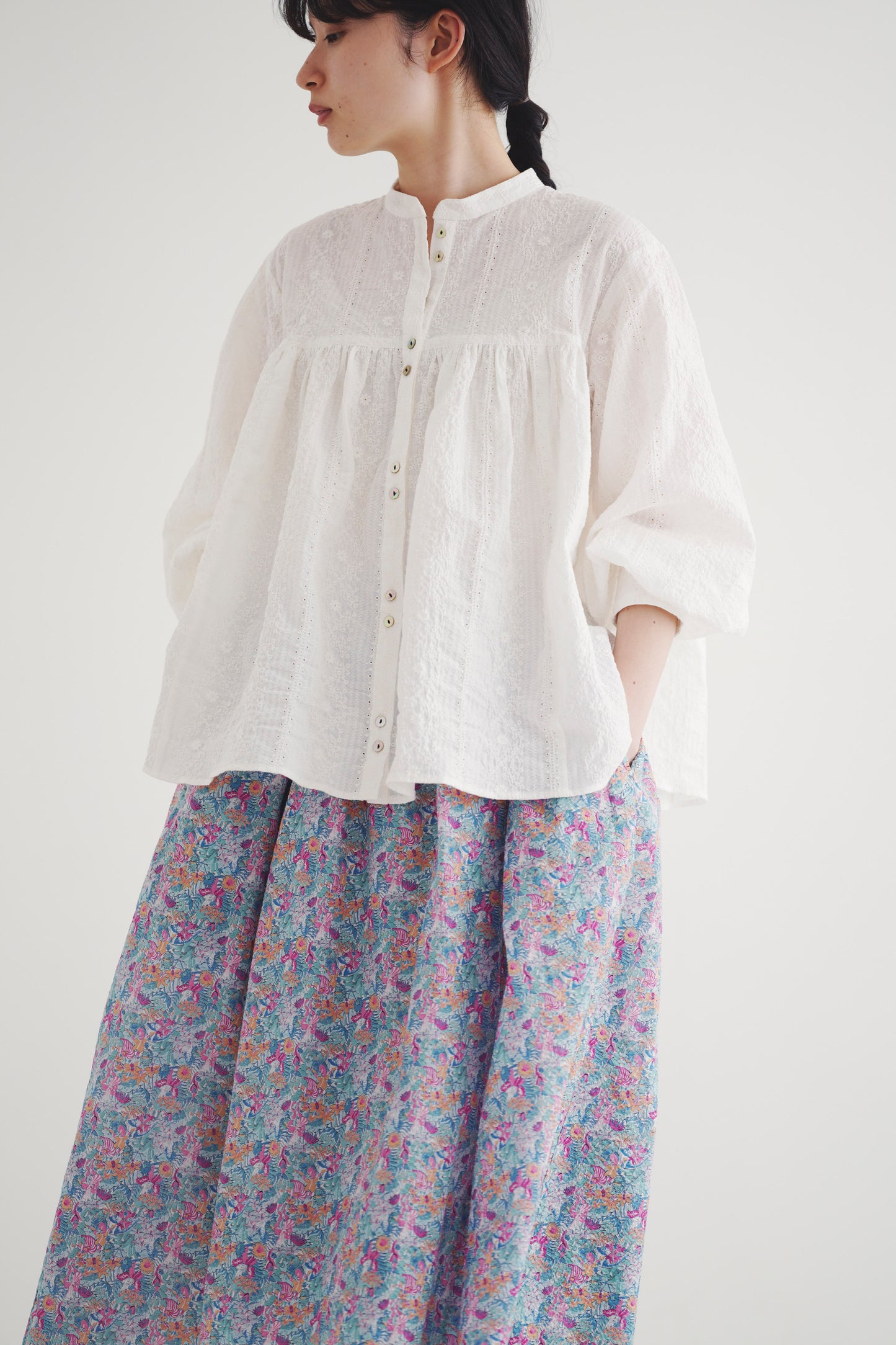 自宅洗濯可/日よけ総刺繍ブラウス【木陰】