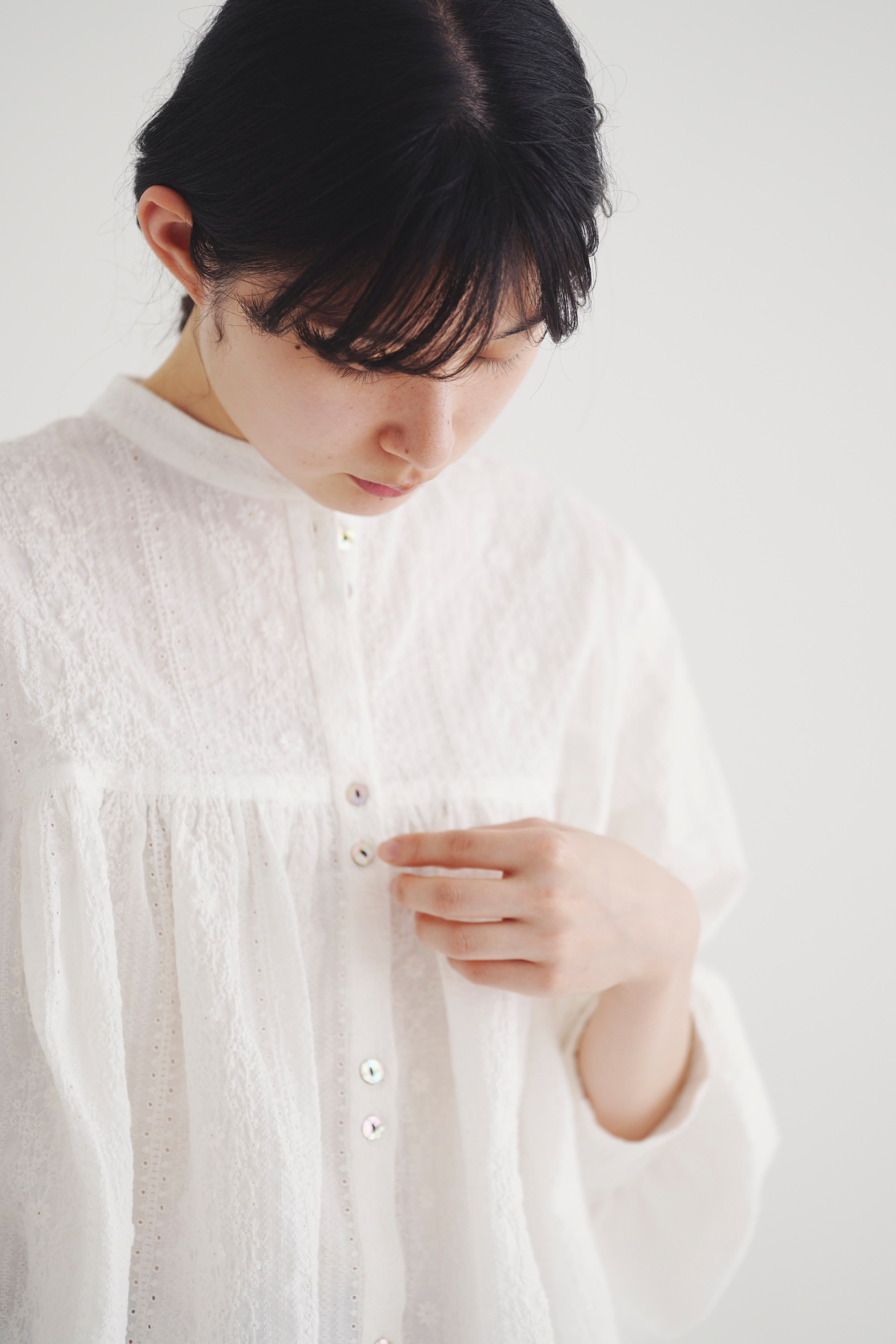 木陰 - Embroidered Blouse -