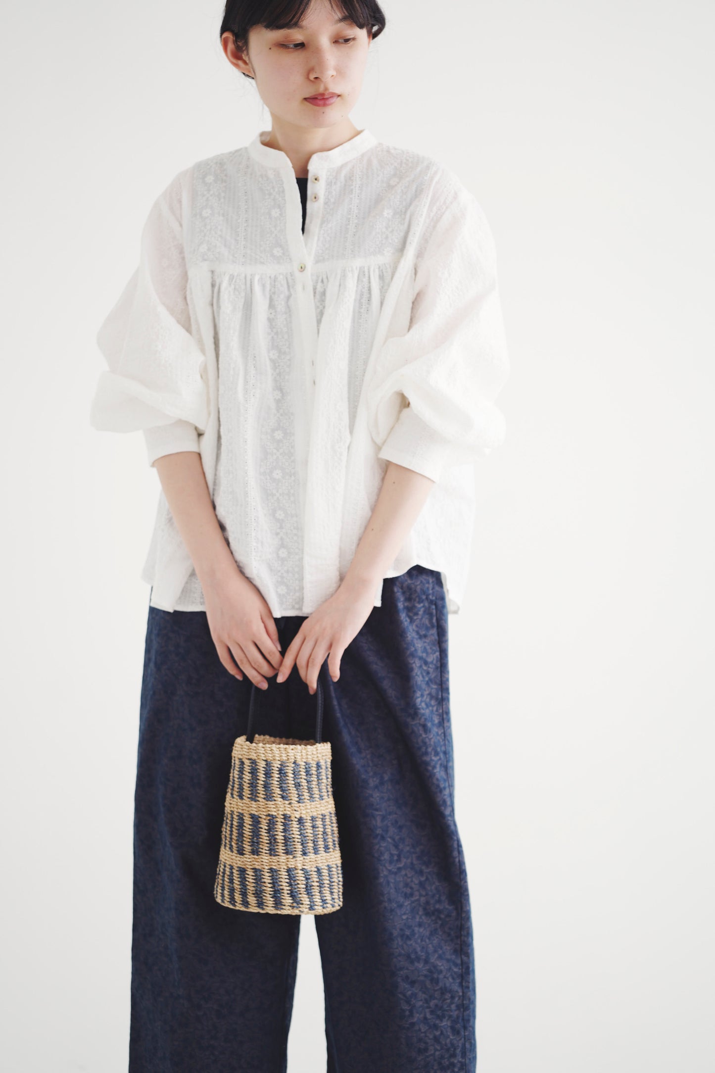 自宅洗濯可/日よけ総刺繍ブラウス【木陰】